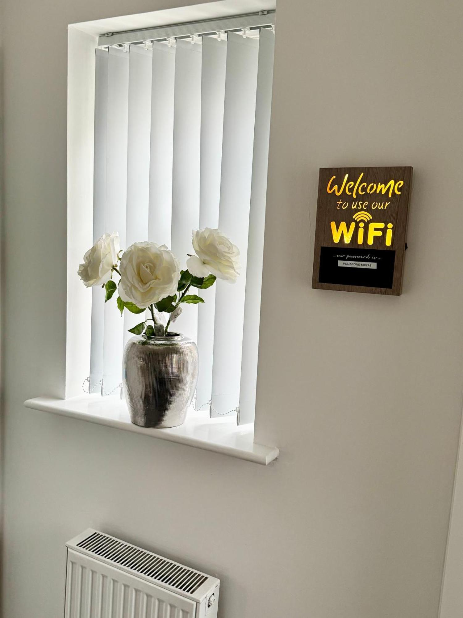 Harmony House 3 Bedroom New Build For Families, Contractors, Black Country Museum Sleeps 6 ทิปตัน ภายนอก รูปภาพ